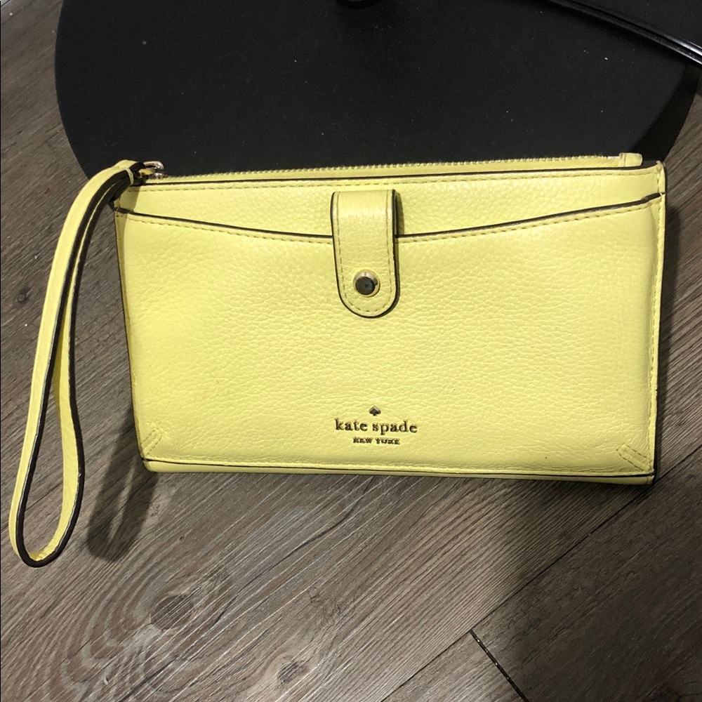 Kate Spade New York Jackson Medium Universal Wristlet color limelight.